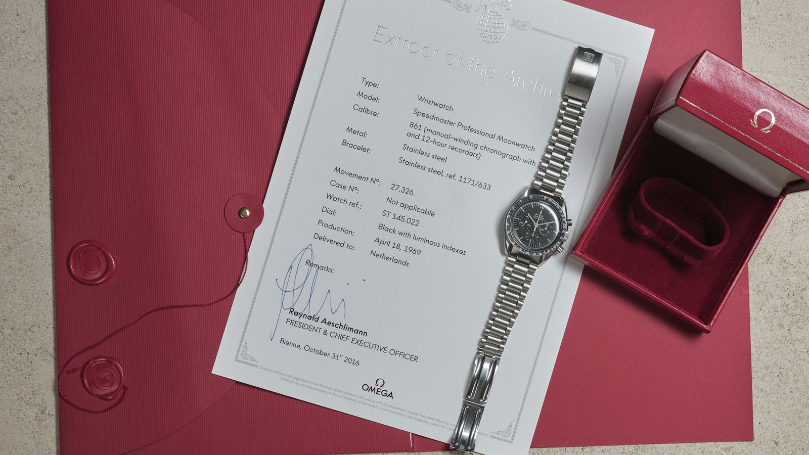Omega Omega Speedmaster 145.022-68 transitional with Omega box and Extract of the Archive