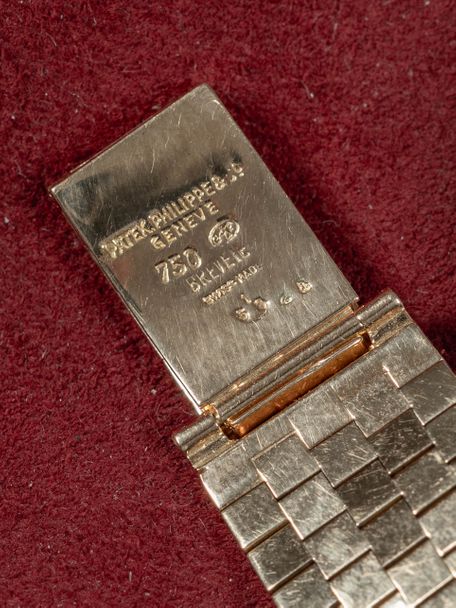 Patek Philippe Patek Philippe Calatrava Ref. 2526 – Serpico y Laino Triple Signed – 18K Yellow Gold (1958)